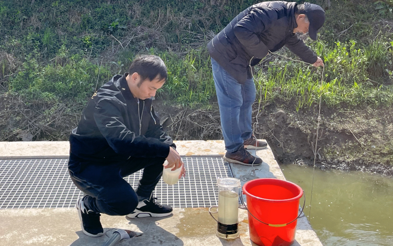 站科技人员实地采集水样.jpg