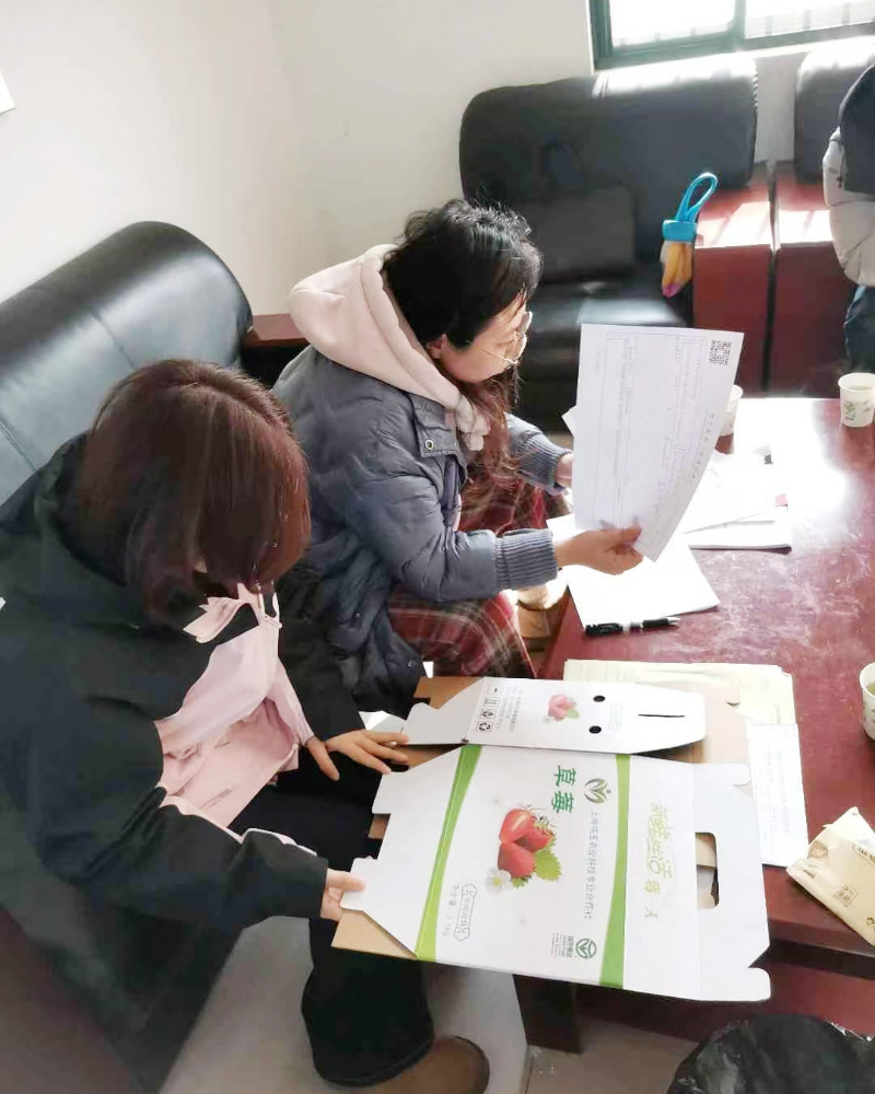 检查员查看包装和文件.jpg