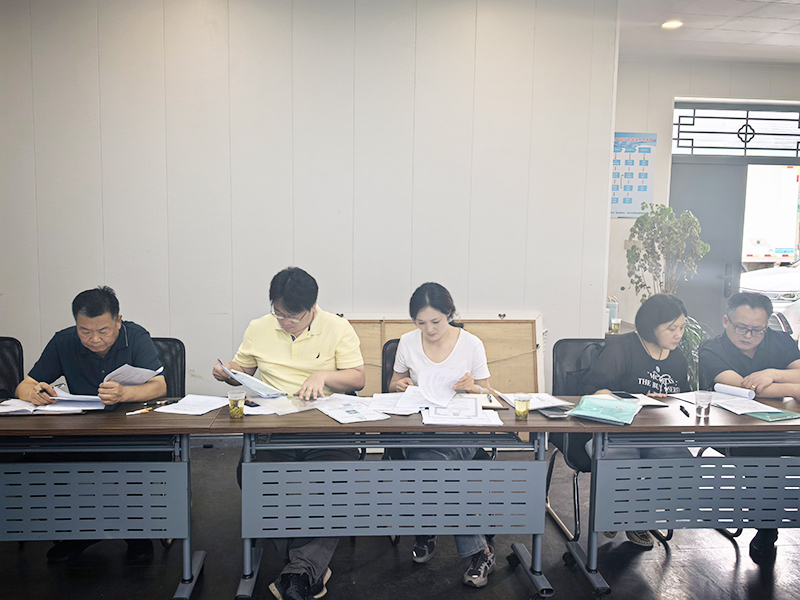 专家组查看材料.jpg