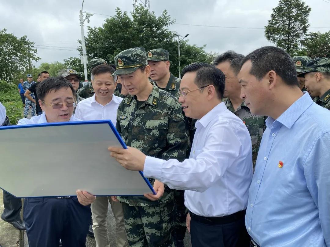武警上海总队司令员马德荣带队来到白鹤镇考察
