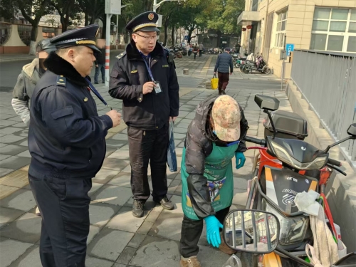 青浦区盈浦城管：精细治理提市容 执法护航迎佳节