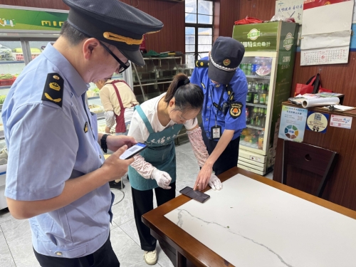 青浦区金泽城管：排后厨风险隐患 管市容秩序细节