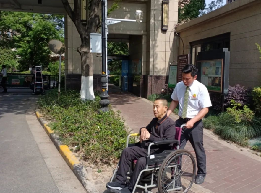 8 分钟“生死”救援，独居老人急送医：红色物业彰显温暖力量，助力基层治理现代化