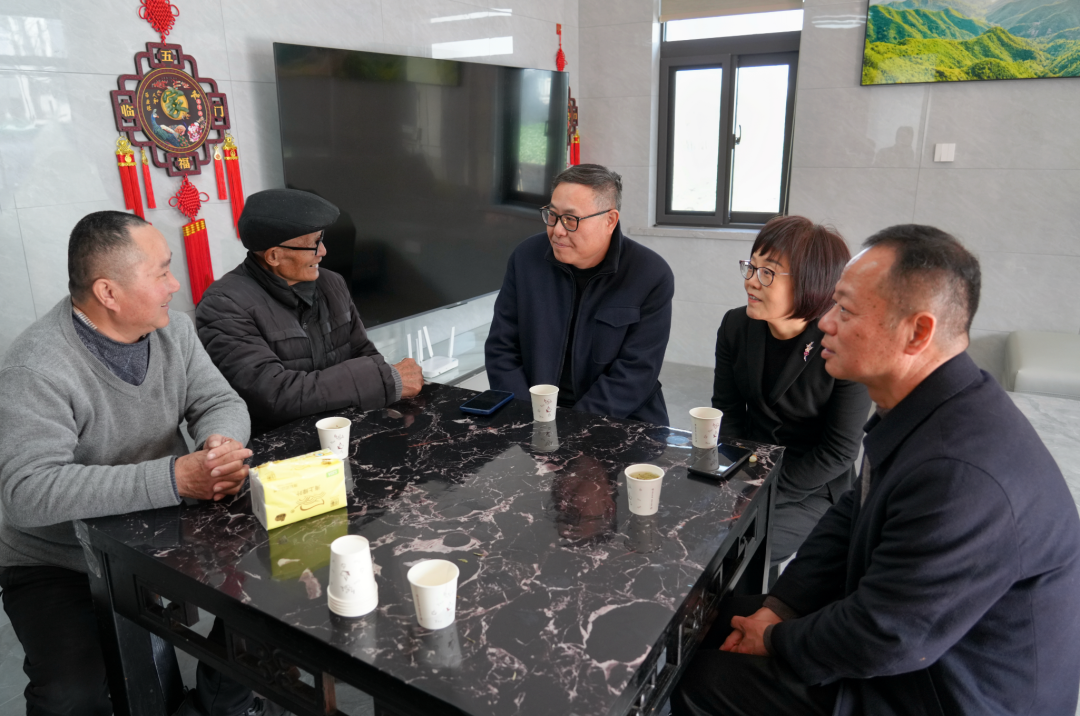 筑牢“安全关” 情暖“群众心”——区、镇领导开展节前检查和慰问