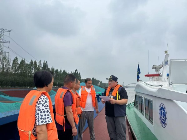区港航中心大蒸港站积极做好辖区船舶安全管理宣传工作1.jpg