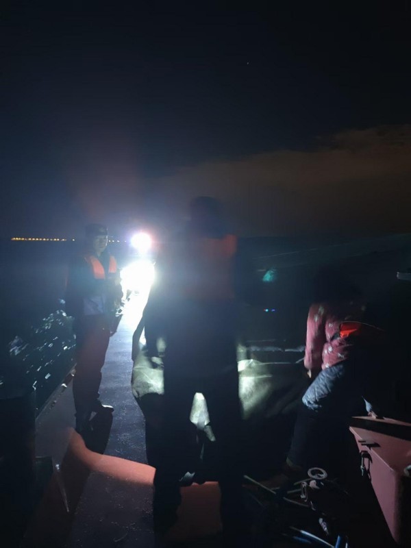 1128_142931_316.jpg 区交通委执法大队开展夜间专项整治行动 严打建筑垃圾违法倾倒与1.jpg