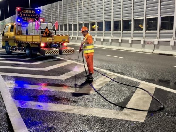 1128_163651_180.jpg 擦亮城市“窗口”,打磨进博之路3.jpg