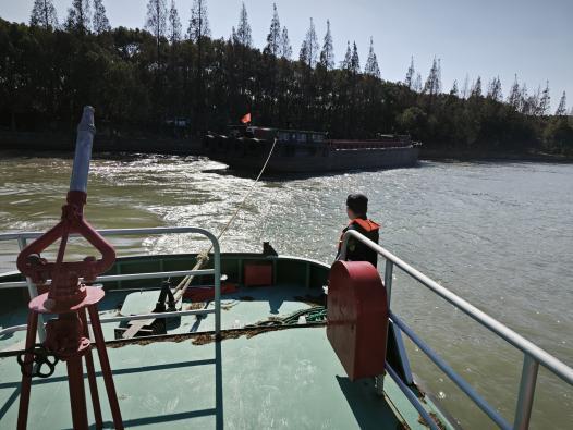 1128_164327_179.jpeg 区交通委执法大队成功救助一艘搁浅船舶1.jpeg