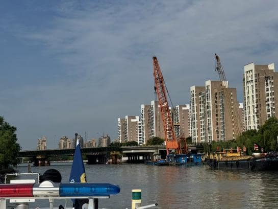 全力保障G318沪青平公路跨淀浦河桥梁吊装工程顺利施工 区交通委执法大队积极开展跨河桥梁拓宽改建工程封航监护工作