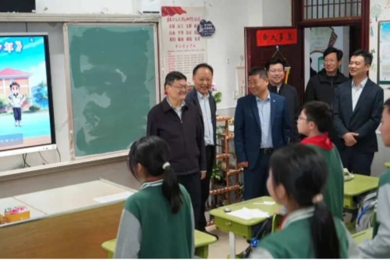 坚持“健康第一”教育理念，筑牢学生健康成长根基！区领导调研教育内涵式发展工作