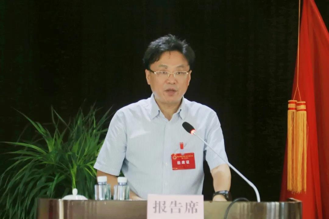 首页 工作动态 镇党委副书记,镇长林峰代表华新镇人民政府向大会作