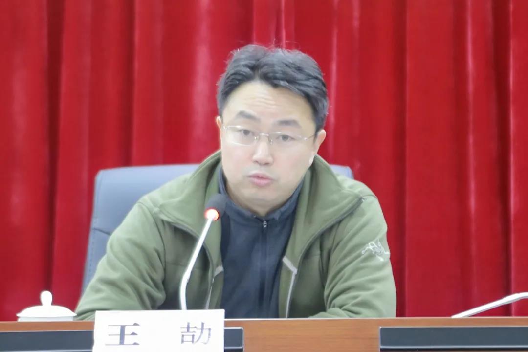 副镇长王劼部署田间地头农业领域安全保障,卫生院医疗保障等相关工作.