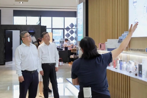 区委常委顾晓鹏一行到华新镇开展统战工作调研
