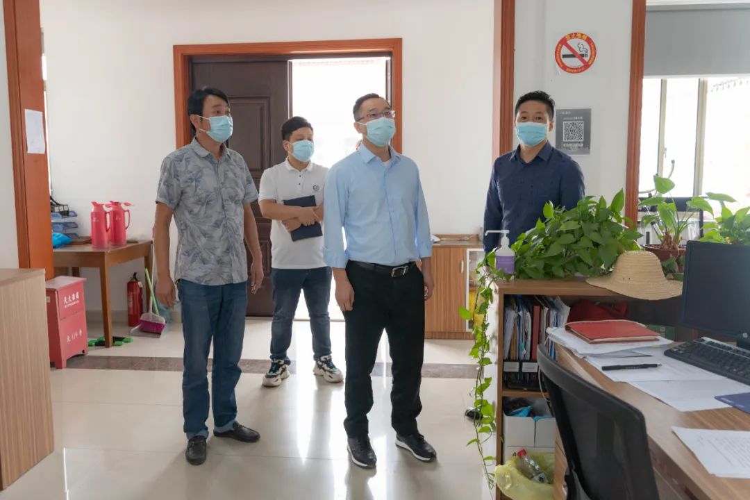 镇党委委员邱洪良陪同.