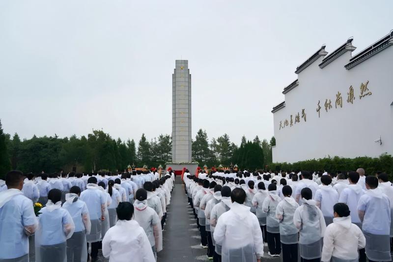 赓续英烈精神，勇担时代使命，青浦区各界人士向人民英雄敬献花篮