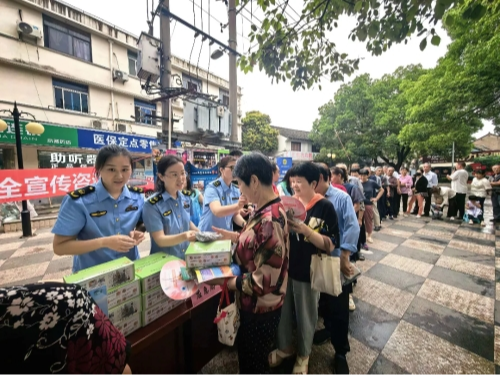 党建引领聚合力 安全宣传入民心——青浦区应急管理局联合练塘镇开展“6·16安全宣传咨询日”活动