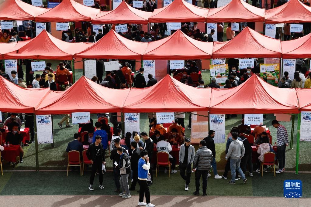 这是青海省2021届高校毕业生春季校园招聘会现场