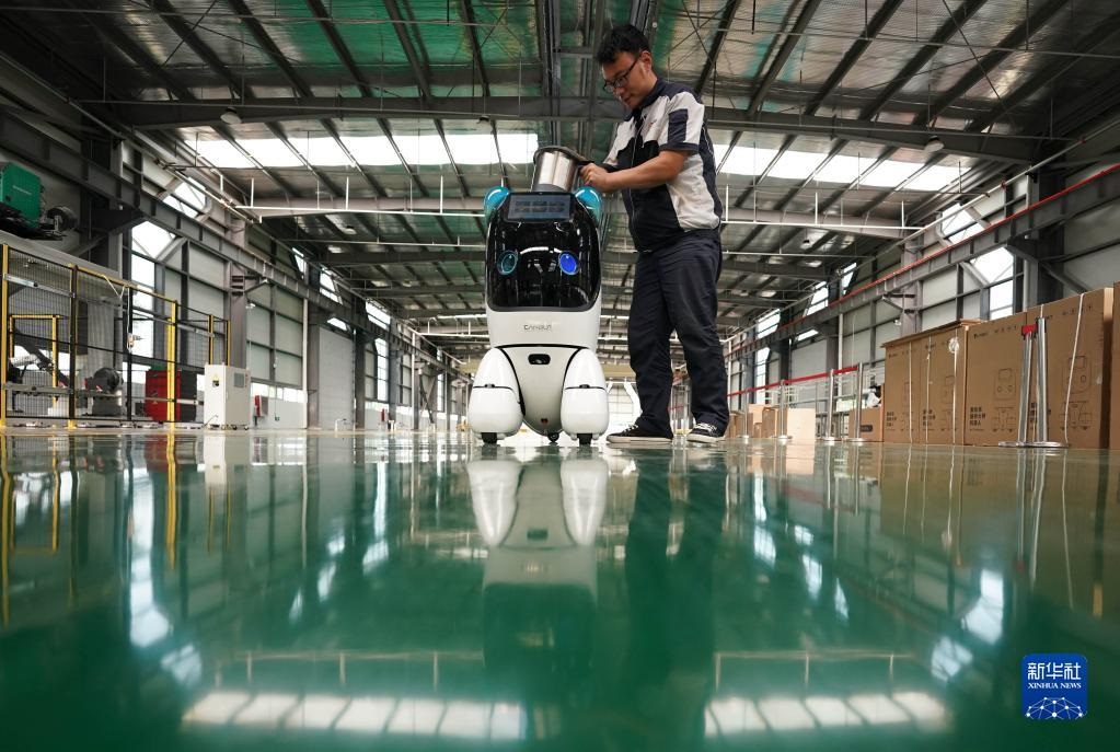 在河北盛世天成信息技术有限公司生产车间，工作人员调试机器人产品
