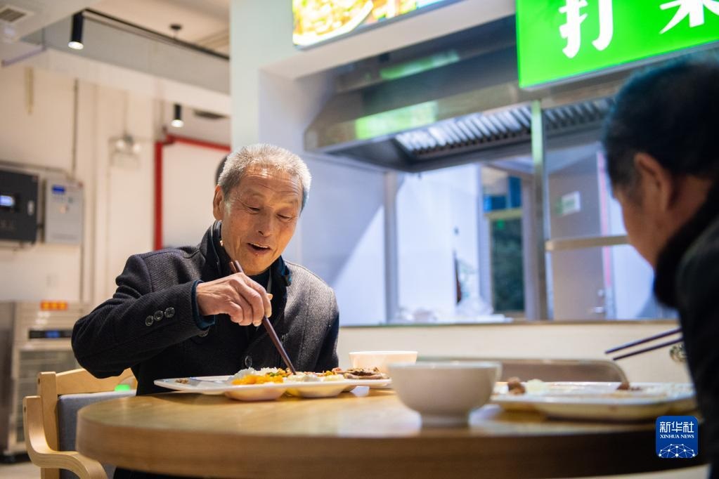 老人在湖南省常德市武陵区长者大食堂就餐