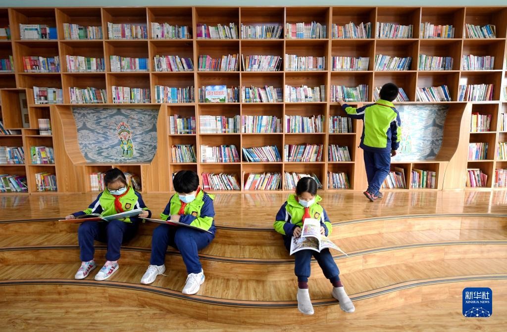 河北省石家庄市桥西区裕华西路小学参加课后托管的学生在图书馆阅读