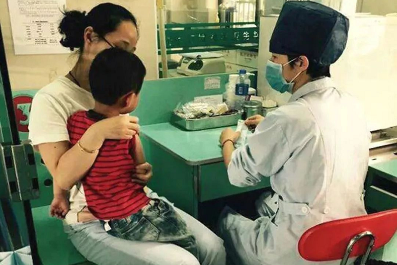 孩子怕打针有啥好办法？接种时怎么抱娃？