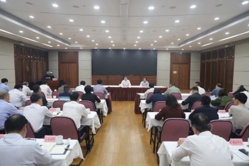 以“时时放心不下”的责任感和“事事心中有底”的执行力，全力确保防汛安全！青浦区召开2025年防汛工作会议