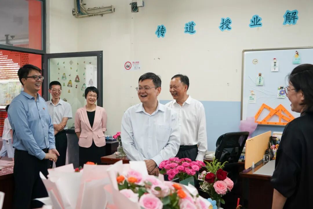 区领导走访慰问一线教师，向青浦广大教师和教育工作者致以节日祝贺！