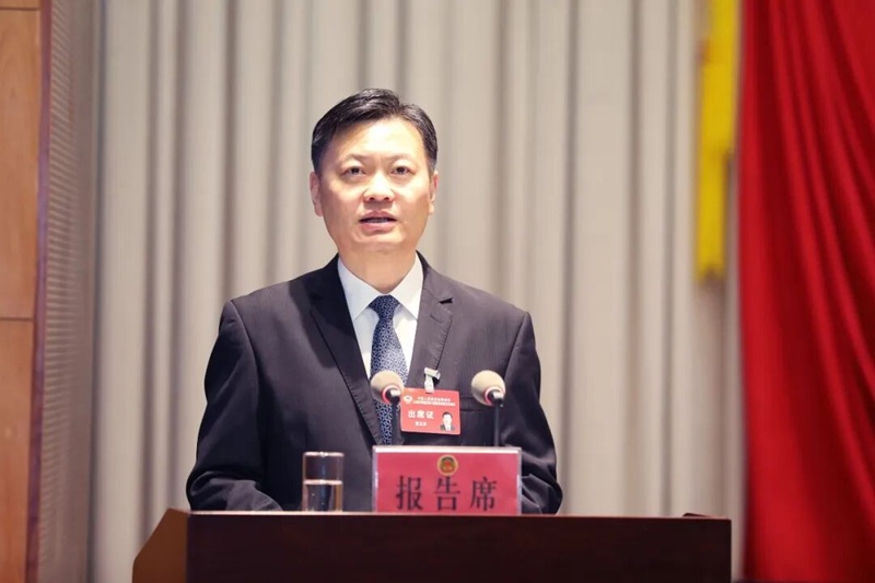 区政协主席曹卫东代表政协青浦区第六届常务委员会作工作报告