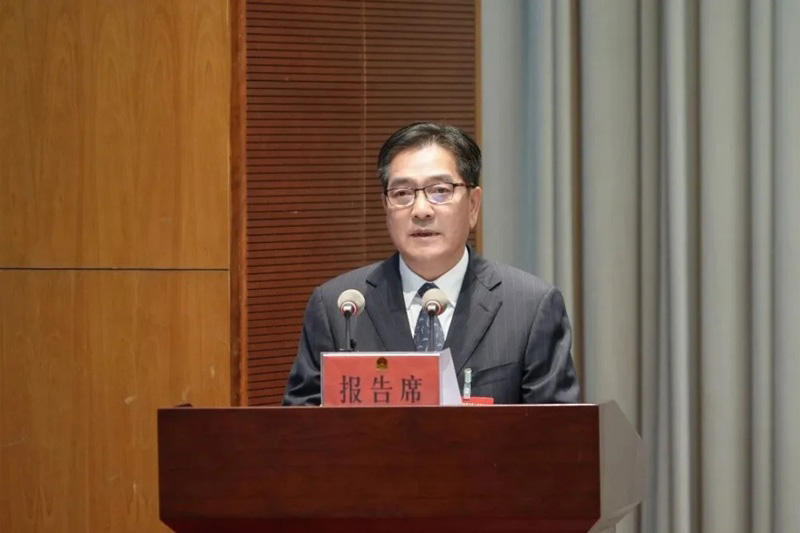 区人大常委会主任朱明福代表区人大常委会向大会报告工作