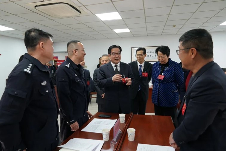 政府部门现场办公，面对面办理代表意见