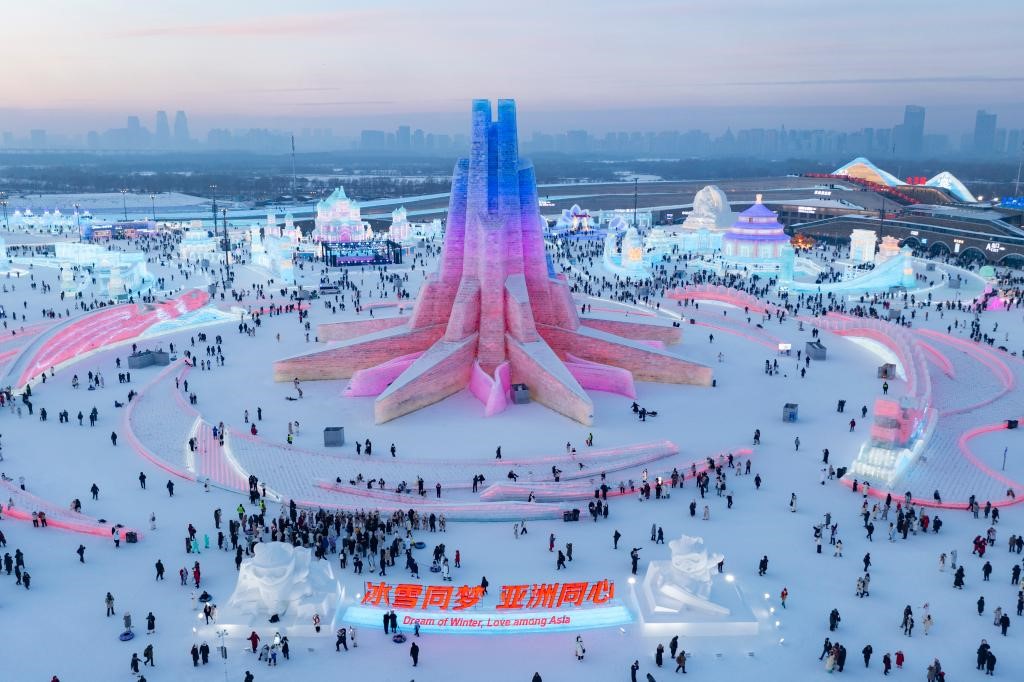 1月5日，在哈尔滨冰雪大世界园区，游客在主塔“亚洲同心”附近游玩（无人机照片）。新华社记者 谢剑飞 摄