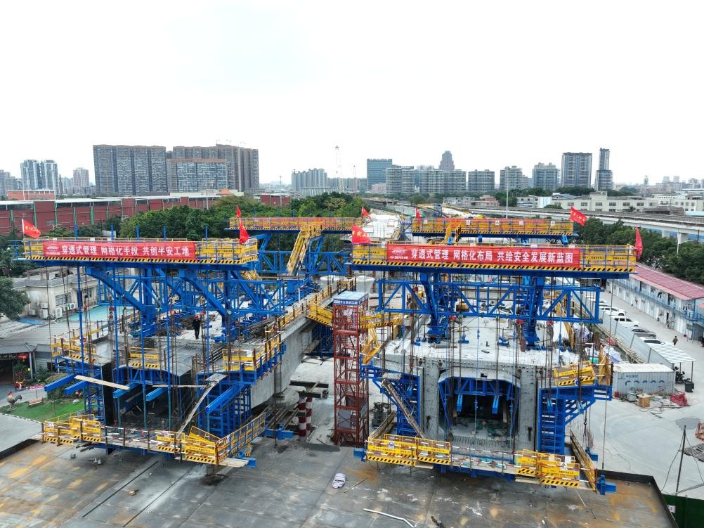 1月31日,在广州市荔湾区,广湛高铁珠江四线特大桥正在进行挂篮施工。(受访者供图) 1月31日,在广州市荔湾区,广湛高铁珠江四线特大桥正在进行挂篮施工。(受访者供图)