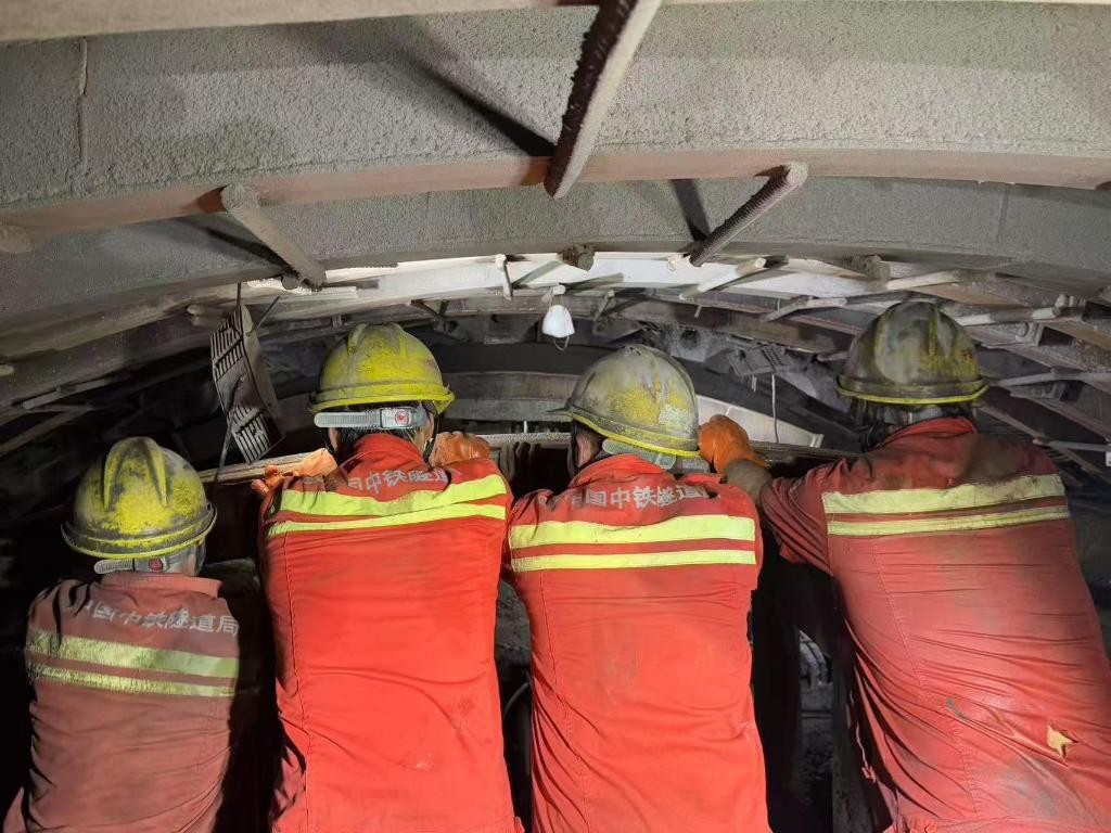 2月5日上午,建设者在滇中引水工程香炉山隧洞掌子面施工。(受访者供图) 2月5日上午,建设者在滇中引水工程香炉山隧洞掌子面施工。(受访者供图)