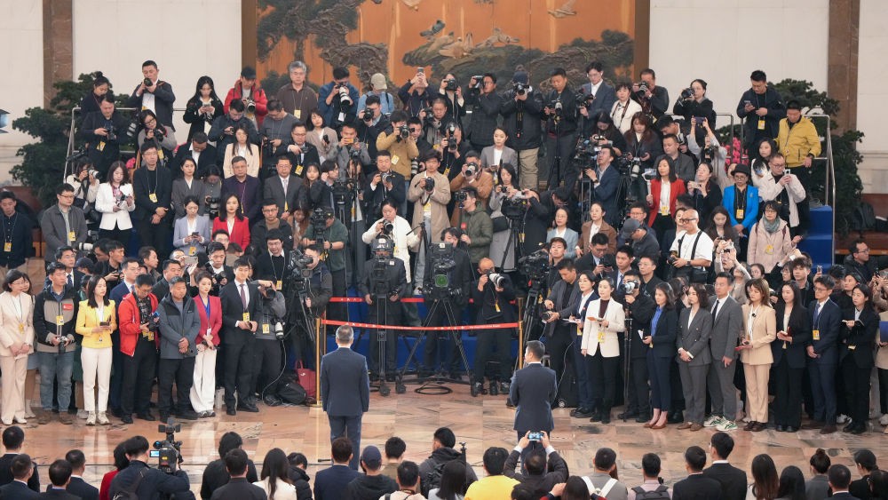 2025年3月8日，第十四届全国人民代表大会第三次会议第二场“代表通道”集中采访活动在北京人民大会堂举行。新华社记者 刘大伟 摄