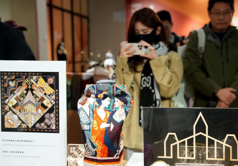 3月16日，人们在参观静安首发品牌馆。当日，静安首发品牌馆亮相上海张园。静安首发品牌馆分为老字号展陈、国潮品牌“出海”、首发街区等展区，呈现静安首发品牌活力，加强商旅文体展联动，进一步强化首发经济的辐射带动效应。（新华社记者 刘颖 摄）