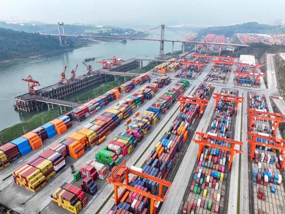 这是2月25日拍摄的重庆两江新区果园港（无人机照片）。2025年开年以来，重庆两江新区果园港延续繁忙态势。截至2月25日，重庆果园港集装箱吞吐量达116340标箱，实现新年“开门红”。新华社记者唐奕摄