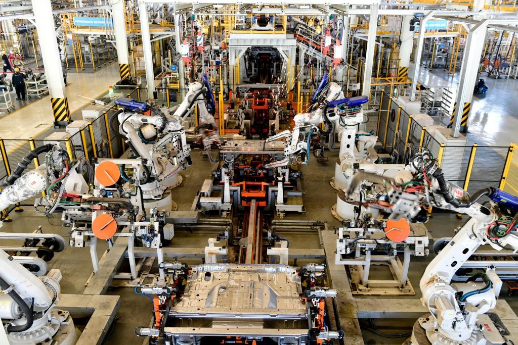 1月9日，在位于日照市五莲县的五征集团汽车焊装车间，工业机器人在焊装车身。新华社记者郭绪雷摄