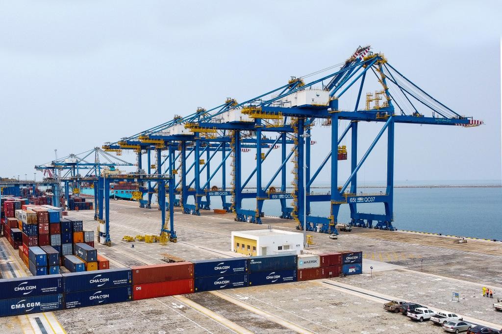 这是2月21日在喀麦隆南部大区的克里比拍摄的喀麦隆克里比深水港二期照片（无人机照片）。由中国港湾工程有限责任公司（中国港湾）承建的喀麦隆克里比深水港二期工程交工仪式21日在克里比深水港码头举行。新华社发（科普索摄）