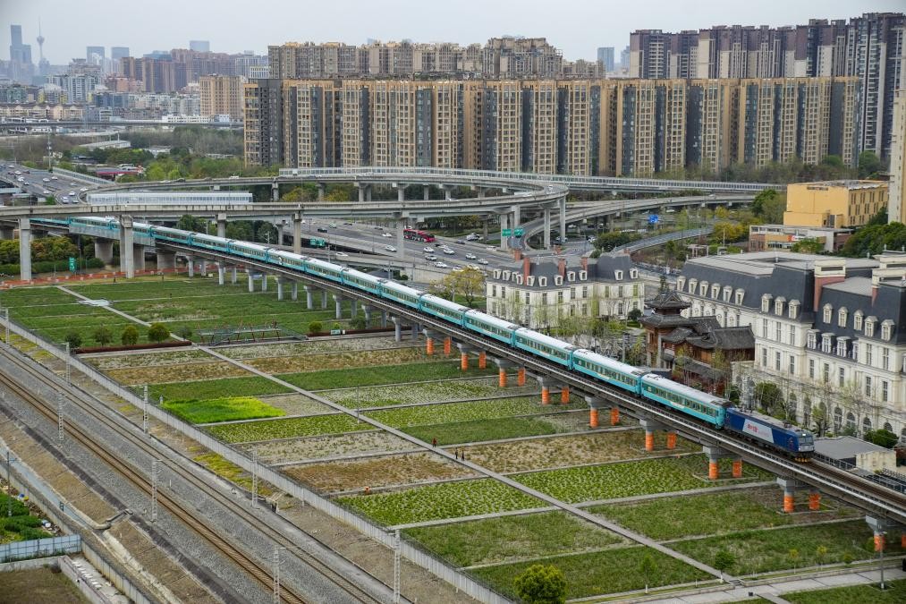 图为3月28日，Y471次“熊猫专列・什邡号”向云南建水加速驶去。（国铁成都局供图）