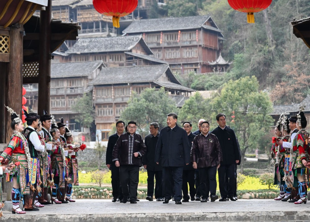 3月17日至18日，中共中央总书记、国家主席、中央军委主席习近平在贵州考察。这是17日下午，习近平在黔东南州黎平县肇兴侗寨考察时，身着民族盛装的村民在寨门口唱起侗族大歌欢迎总书记。新华社记者 谢环驰 摄