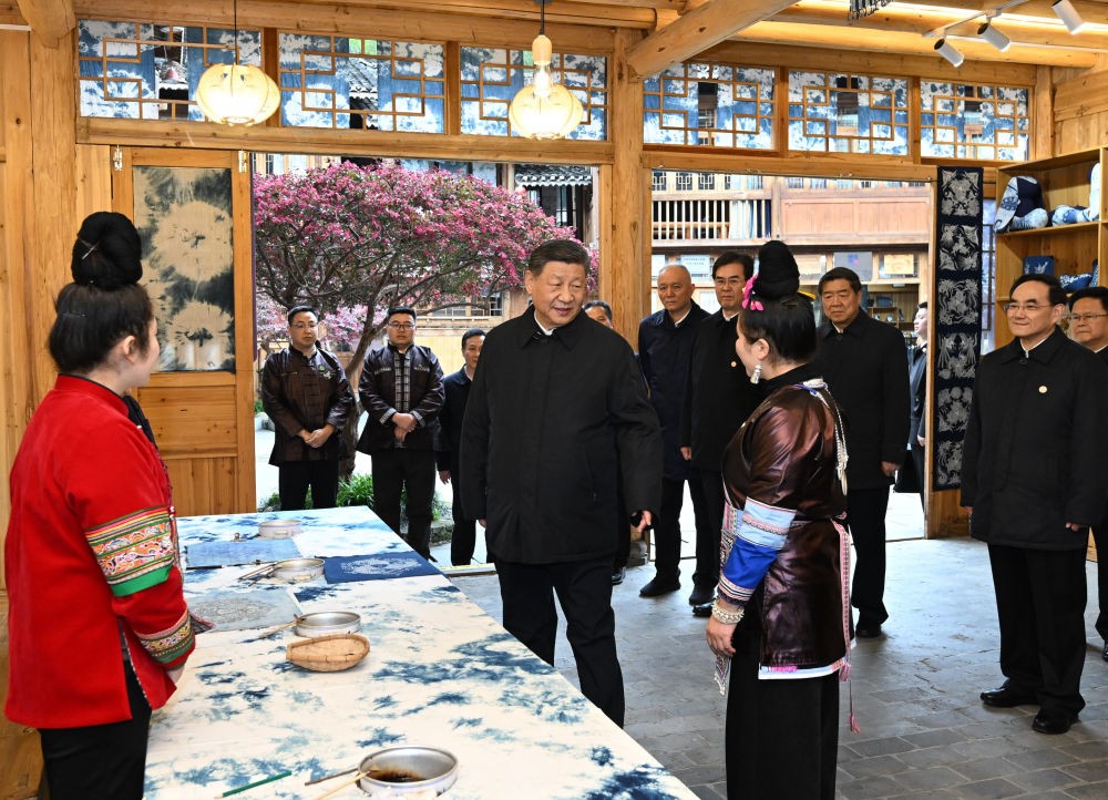 3月17日至18日，中共中央总书记、国家主席、中央军委主席习近平在贵州考察。这是17日下午，习近平在黔东南州黎平县肇兴侗寨侗乡特色产业基地考察。新华社记者 谢环驰 摄