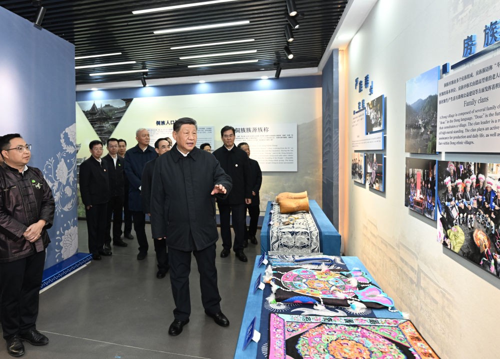 3月17日至18日，中共中央总书记、国家主席、中央军委主席习近平在贵州考察。这是17日下午，习近平在黔东南州黎平县肇兴侗寨侗族文化展示中心考察。新华社记者 谢环驰 摄