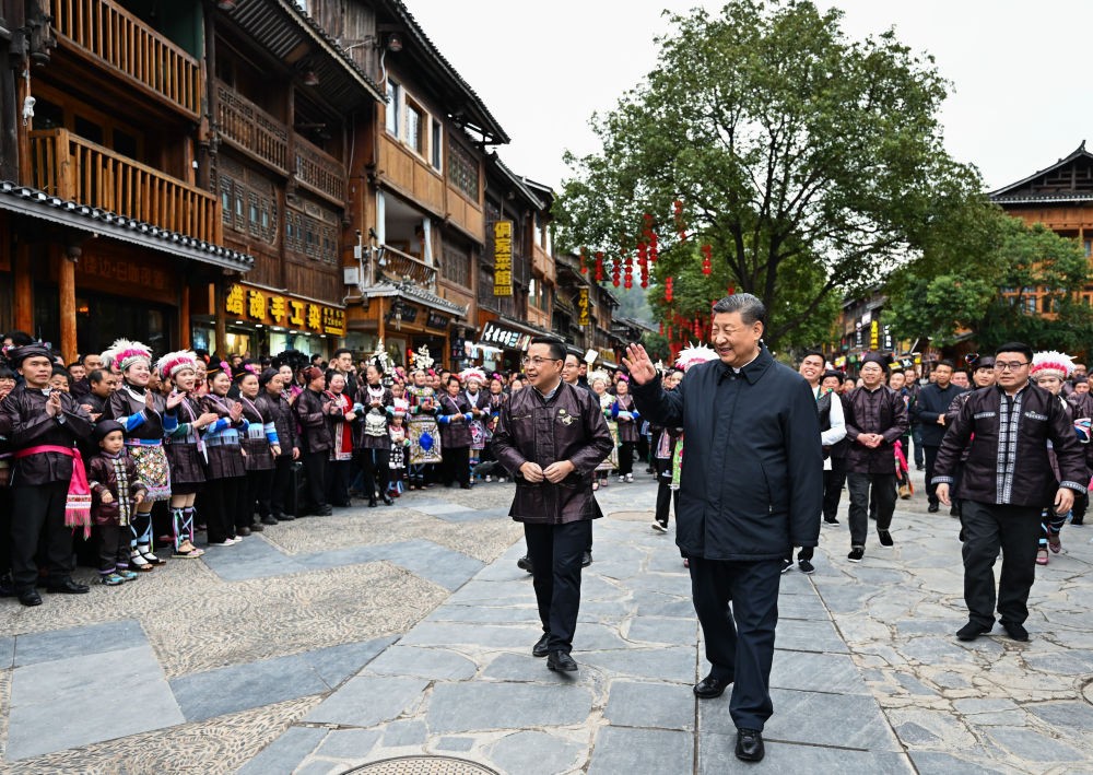 3月17日至18日，中共中央总书记、国家主席、中央军委主席习近平在贵州考察。这是17日下午，习近平在黔东南州黎平县肇兴侗寨考察结束时，同乡亲们挥手道别。新华社记者 燕雁 摄