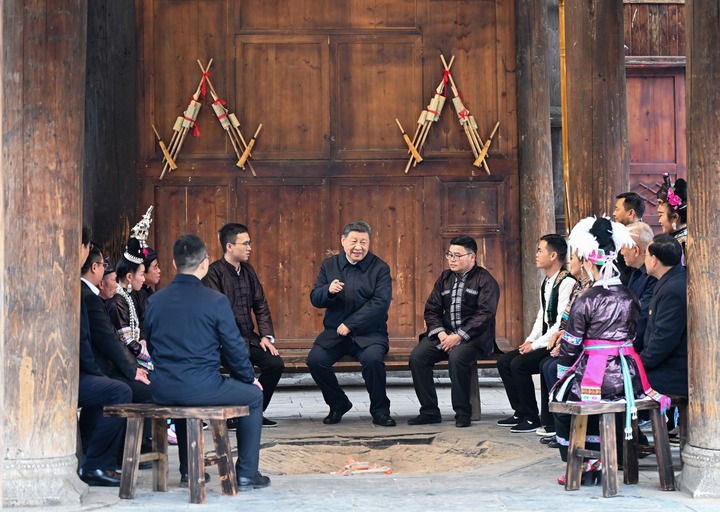 3月17日至18日，中共中央总书记、国家主席、中央军委主席习近平在贵州考察。这是17日下午，习近平在黔东南州黎平县肇兴侗寨考察时，在信团鼓楼同村干部和村民代表围坐在火塘边，共话乡村全面振兴。新华社记者 燕雁 摄