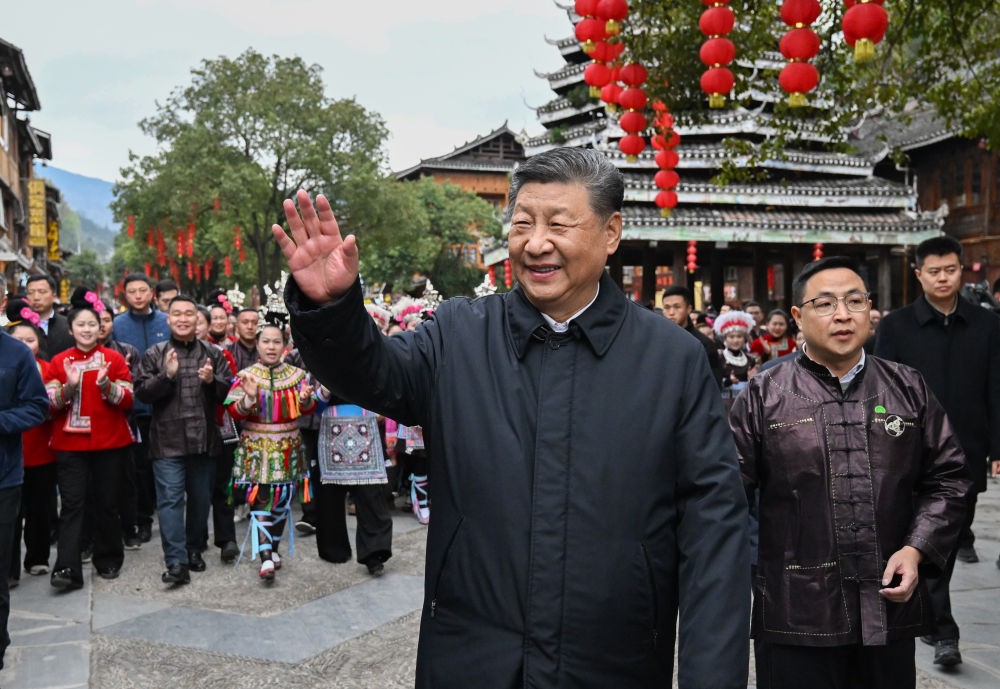 3月17日至18日，中共中央总书记、国家主席、中央军委主席习近平在贵州考察。这是17日下午，习近平在黔东南州黎平县肇兴侗寨考察结束时，同乡亲们挥手道别。新华社记者 谢环驰 摄