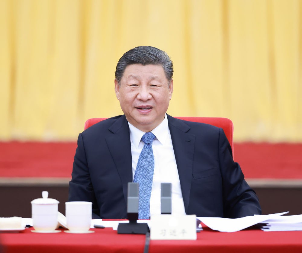3月6日下午，中共中央总书记、国家主席、中央军委主席习近平看望参加全国政协十四届三次会议的民盟、民进、教育界委员，并参加联组会，听取意见和建议。新华社记者 王晔 摄