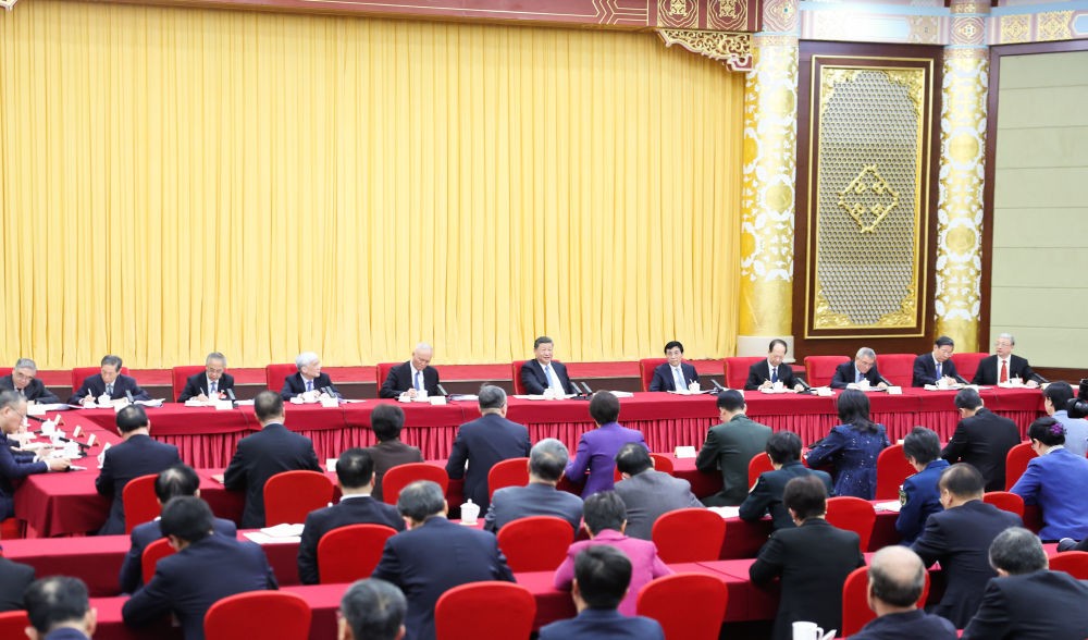 3月6日下午，中共中央总书记、国家主席、中央军委主席习近平看望参加全国政协十四届三次会议的民盟、民进、教育界委员，并参加联组会，听取意见和建议。中共中央政治局常委、全国政协主席王沪宁，中共中央政治局常委、中央办公厅主任蔡奇参加看望和讨论。新华社记者 丁林 摄