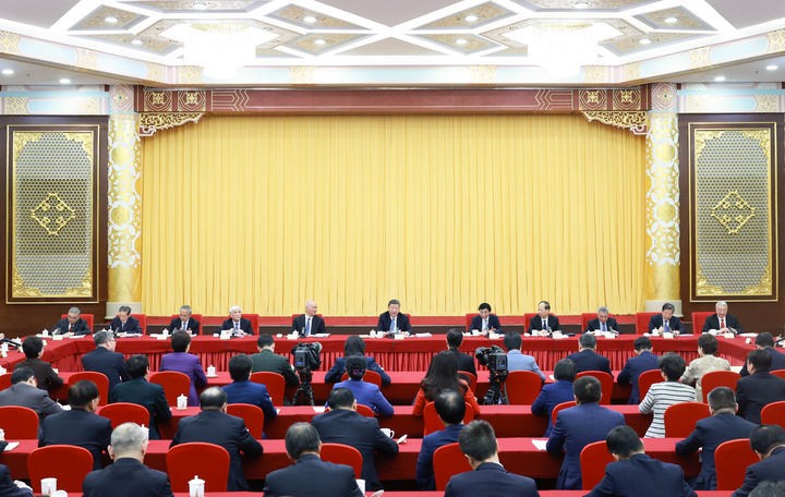 3月6日下午，中共中央总书记、国家主席、中央军委主席习近平看望参加全国政协十四届三次会议的民盟、民进、教育界委员，并参加联组会，听取意见和建议。中共中央政治局常委、全国政协主席王沪宁，中共中央政治局常委、中央办公厅主任蔡奇参加看望和讨论。新华社记者 王晔 摄