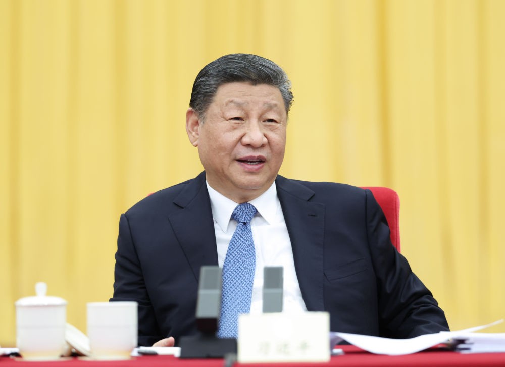 3月6日下午，中共中央总书记、国家主席、中央军委主席习近平看望参加全国政协十四届三次会议的民盟、民进、教育界委员，并参加联组会，听取意见和建议。新华社发（盛佳鹏摄）