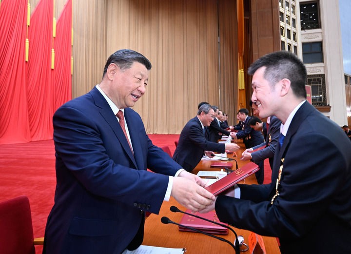 4月28日，庆祝中华全国总工会成立100周年暨全国劳动模范和先进工作者表彰大会在北京人民大会堂隆重举行。这是习近平等党和国家领导人为全国劳动模范和先进工作者代表颁发荣誉证书。新华社记者 李学仁 摄